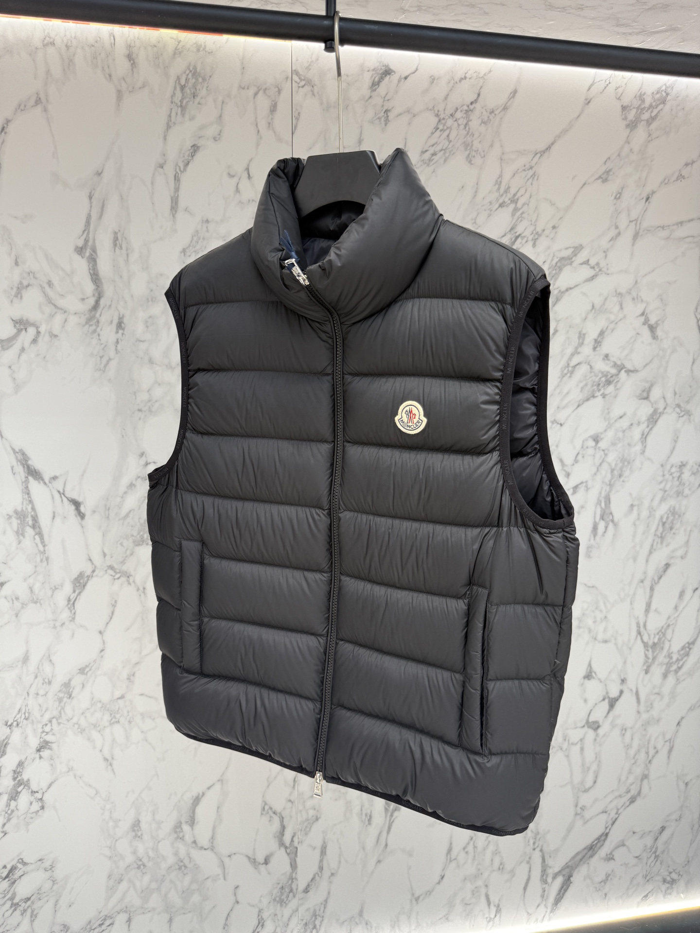 【限定値下げ中】45,000円⇒40,000円 モンクレール ダウンベスト モンクレール MONCLER MONCLER ダウンベスト CONTRIN 1A00076