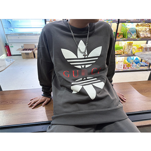 【完売必至】グッチ 一枚でコーデが決まる♪長袖ロゴスウェット オーバーサイズカレッジ風ロゴプルオーバースウェット WY6154